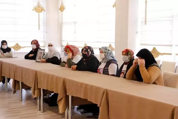 Kısıtlamaya rağmen evlat nöbetindeki anne: Oğlumu HDP'den istiyorum Kısıtlamaya rağmen evlat nöbetindeki anne: Oğlumu HDP'den istiyorum
