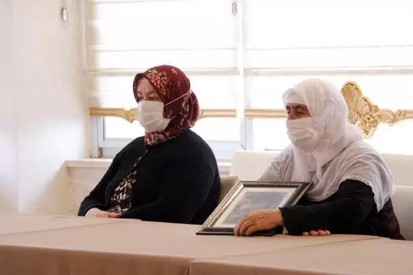 Kısıtlamaya rağmen evlat nöbetindeki anne: Oğlumu HDP'den istiyorum Kısıtlamaya rağmen evlat nöbetindeki anne: Oğlumu HDP'den istiyorum