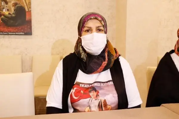 Kısıtlamaya rağmen evlat nöbetindeki anne: Oğlumu HDP'den istiyorum Kısıtlamaya rağmen evlat nöbetindeki anne: Oğlumu HDP'den istiyorum