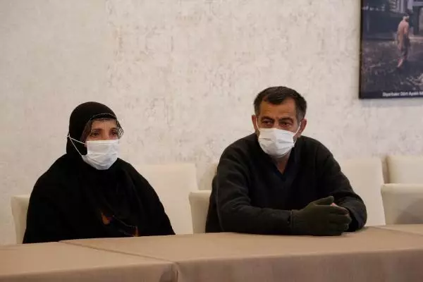 Kısıtlamaya rağmen evlat nöbetindeki anne: Oğlumu HDP'den istiyorum Kısıtlamaya rağmen evlat nöbetindeki anne: Oğlumu HDP'den istiyorum