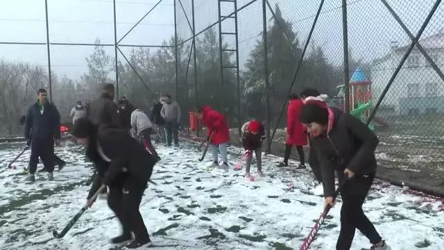 Kız öğrencilerden oluşan hokey takımı başarılarıyla dikkati çekiyor Kız öğrencilerden oluşan hokey takımı başarılarıyla dikkati çekiyor