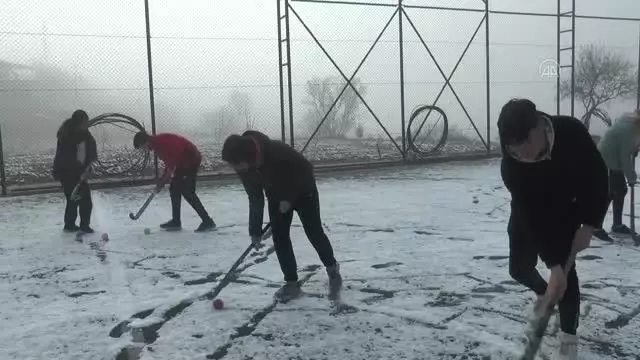 Kız öğrencilerden oluşan hokey takımı başarılarıyla dikkati çekiyor Kız öğrencilerden oluşan hokey takımı başarılarıyla dikkati çekiyor