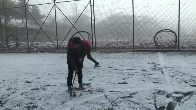 Kız öğrencilerden oluşan hokey takımı başarılarıyla dikkati çekiyor Kız öğrencilerden oluşan hokey takımı başarılarıyla dikkati çekiyor