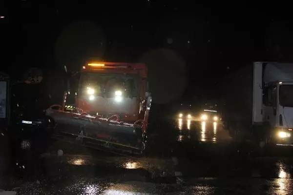 Kula'da kar yağışı etkili oldu Kula'da kar yağışı etkili oldu