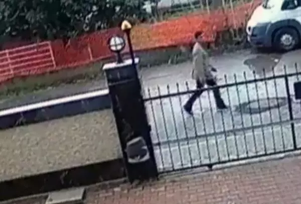 Maskesiz keşif yaptı, ardından maske takıp balkondaki masayı çaldı Maskesiz keşif yaptı, ardından maske takıp balkondaki masayı çaldı