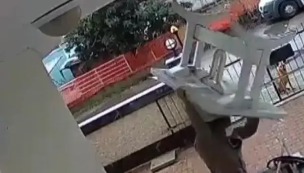 Maskesiz keşif yaptı, ardından maske takıp balkondaki masayı çaldı Maskesiz keşif yaptı, ardından maske takıp balkondaki masayı çaldı