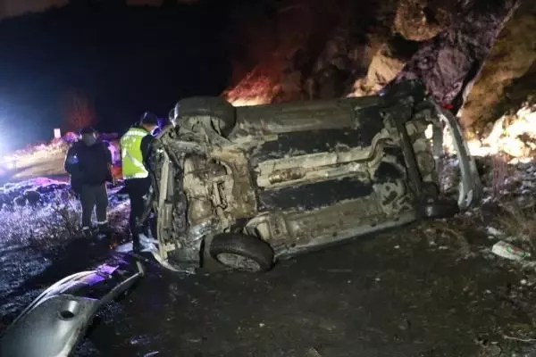 Otomobil uçuruma yuvarlandı; yaralılara, lastik değişen kuryeler müdahale etti Otomobil uçuruma yuvarlandı; yaralılara, lastik değişen kuryeler müdahale etti