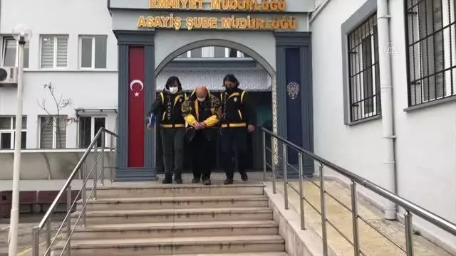 Otomobilde tüfekle iki kişiyi vuran zanlı adliyeye sevk edildi Otomobilde tüfekle iki kişiyi vuran zanlı adliyeye sevk edildi