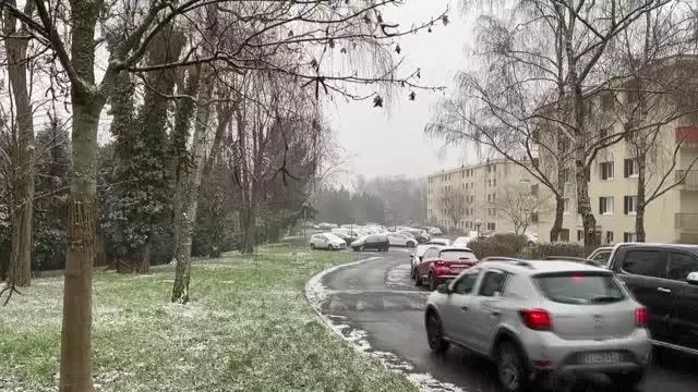 Paris beyaza büründü Paris beyaza büründü