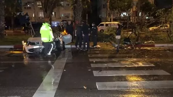2 kişinin yaralandığı kazada 4 milyonluk araç kullanılamaz hale geldi 2 kişinin yaralandığı kazada 4 milyonluk araç kullanılamaz hale geldi