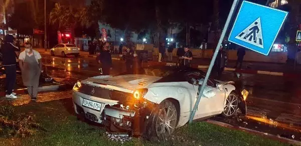 2 kişinin yaralandığı kazada 4 milyonluk araç kullanılamaz hale geldi 2 kişinin yaralandığı kazada 4 milyonluk araç kullanılamaz hale geldi