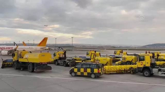 Sabiha Gökçen Havalimanı'nda beklenen kar yağışı için önlemler alındı Sabiha Gökçen Havalimanı'nda beklenen kar yağışı için önlemler alındı