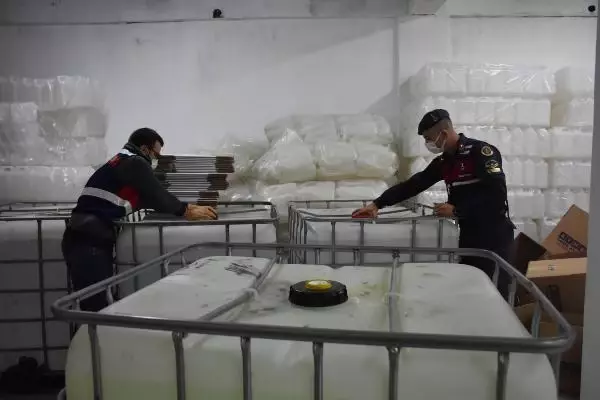 İzmir'de kaçak içki operasyonu İzmir'de kaçak içki operasyonu