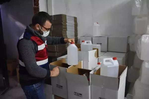 İzmir'de kaçak içki operasyonu İzmir'de kaçak içki operasyonu