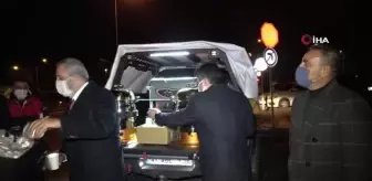 Sanatçı Yavuz Bingöl, polis ekiplerine çorba dağıttı