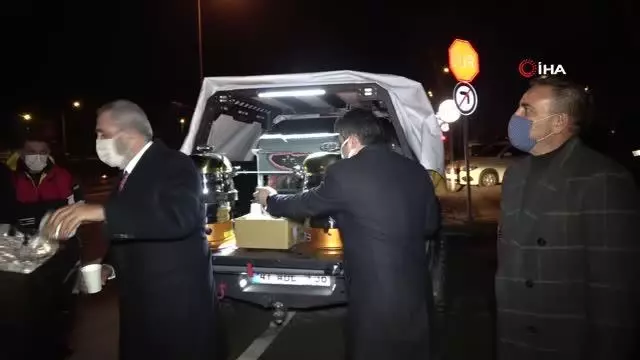 Sanatçı Yavuz Bingöl, polis ekiplerine çorba dağıttı Sanatçı Yavuz Bingöl, polis ekiplerine çorba dağıttı