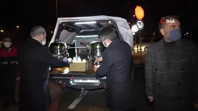Sanatçı Yavuz Bingöl, polis ekiplerine çorba dağıttı Sanatçı Yavuz Bingöl, polis ekiplerine çorba dağıttı