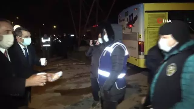 Sanatçı Yavuz Bingöl, polis ekiplerine çorba dağıttı Sanatçı Yavuz Bingöl, polis ekiplerine çorba dağıttı