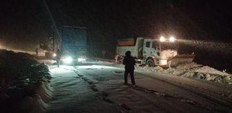 Sındırgı'da etkili olan karda, araçlar yolda kaldı