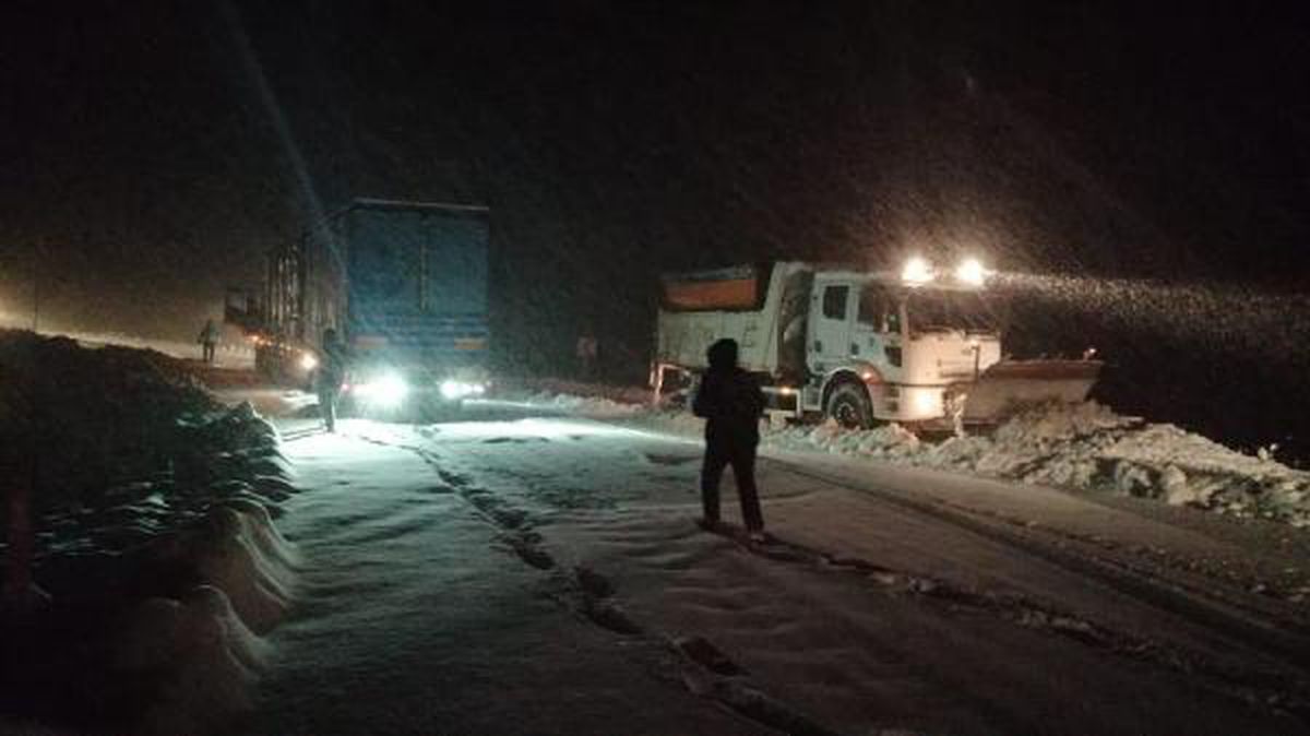 Sındırgı'da etkili olan karda, araçlar yolda kaldı