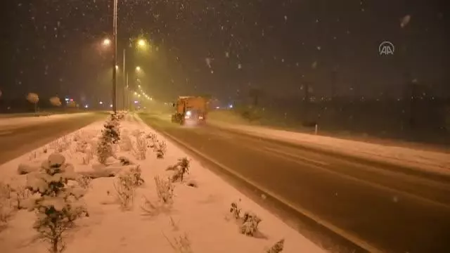 Sivas-Erzincan kara yolunda kar yağışı ve buzlanma