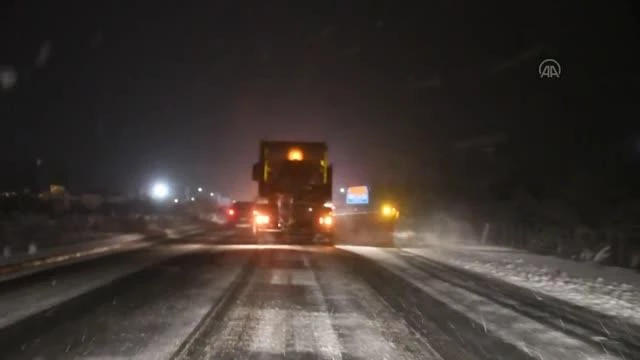 Sivas-Erzincan kara yolunda kar yağışı ve buzlanma