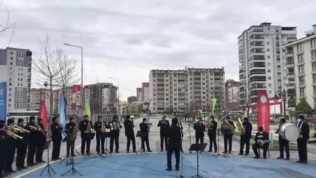 Son dakika gündem: Sokağa çıkma kısıtlamasında 'oyun havalı moral konseri' ilgi gördü Son dakika gündem: Sokağa çıkma kısıtlamasında 'oyun havalı moral konseri' ilgi gördü
