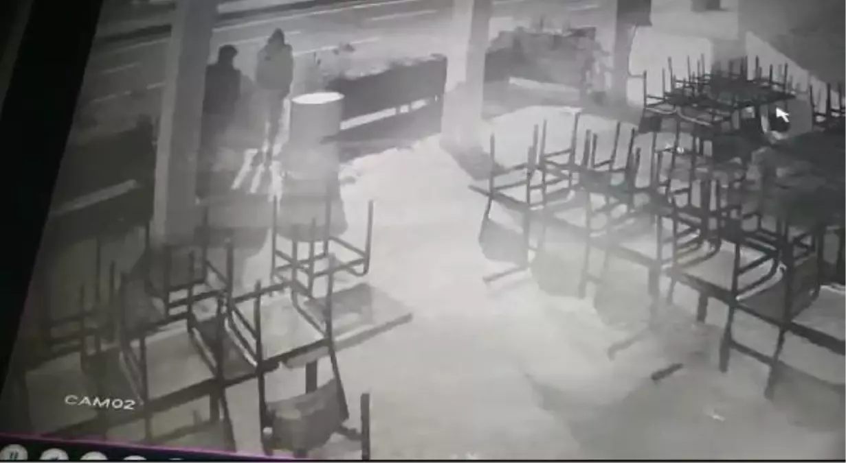 Son dakika haberi! Sokağa çıkma kısıtlamasında restoran önündeki klima motoru hırsızlığı kamerada