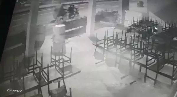 Son dakika haberi! Sokağa çıkma kısıtlamasında restoran önündeki klima motoru hırsızlığı kamerada Son dakika haberi! Sokağa çıkma kısıtlamasında restoran önündeki klima motoru hırsızlığı kamerada