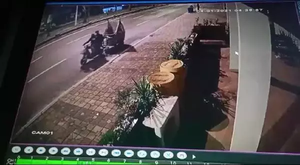 Son dakika haberi! Sokağa çıkma kısıtlamasında restoran önündeki klima motoru hırsızlığı kamerada Son dakika haberi! Sokağa çıkma kısıtlamasında restoran önündeki klima motoru hırsızlığı kamerada