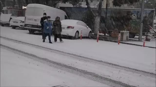 Soma ve Turgutlu'da kar yağışı etkili oluyor Soma ve Turgutlu'da kar yağışı etkili oluyor
