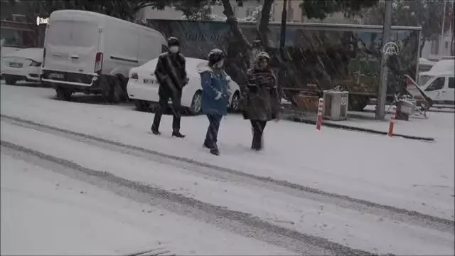 Soma ve Turgutlu'da kar yağışı etkili oluyor Soma ve Turgutlu'da kar yağışı etkili oluyor