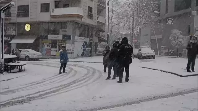 Soma ve Turgutlu'da kar yağışı etkili oluyor Soma ve Turgutlu'da kar yağışı etkili oluyor