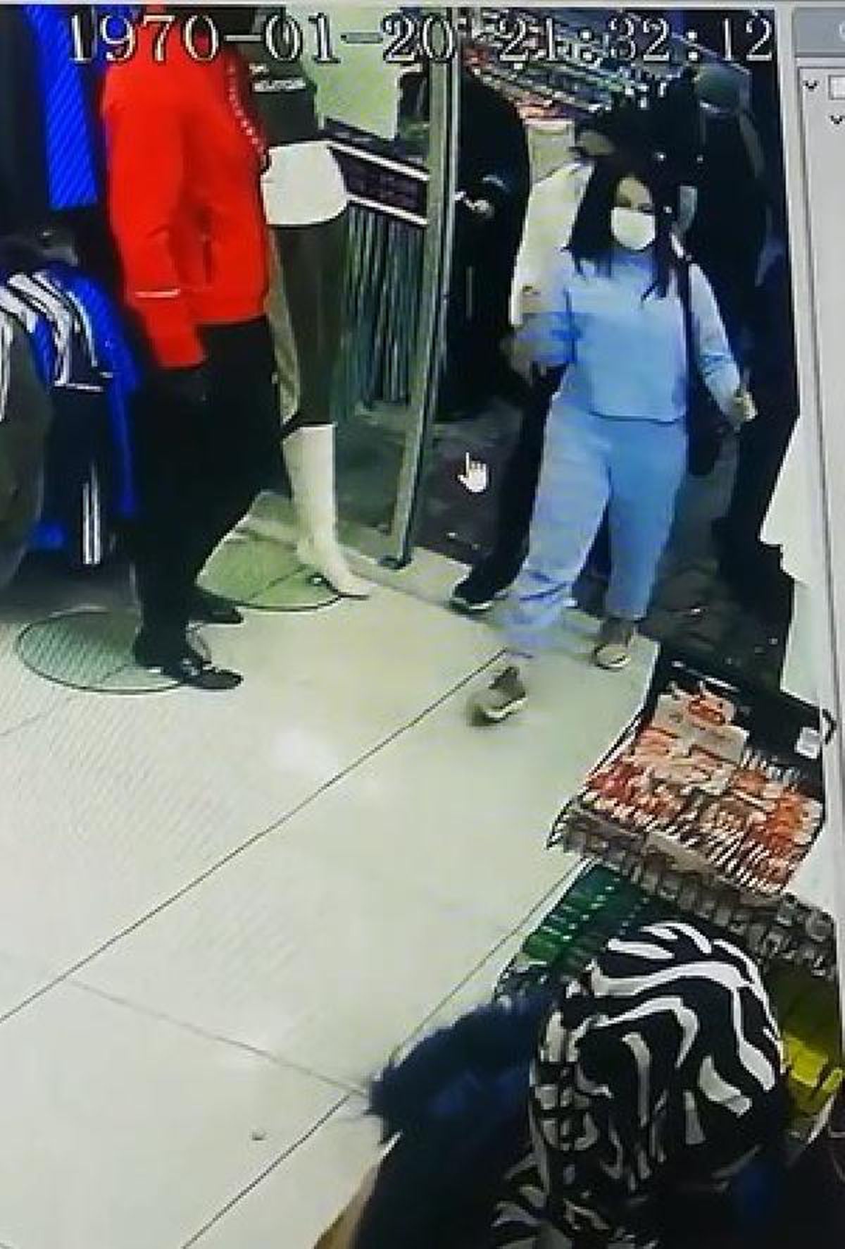Sultangazi'de mağazadan cep telefonu hırsızlığı kamerada