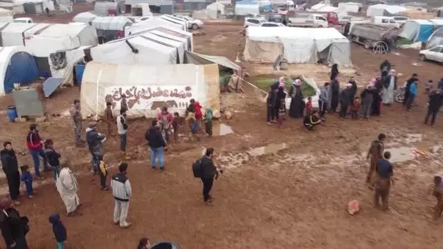 Son dakika! Suriyeli aktivistler, İdlib'de çamur altındaki çadır kentlerde yaşayan çocukların yüzünü güldürdü Son dakika! Suriyeli aktivistler, İdlib'de çamur altındaki çadır kentlerde yaşayan çocukların yüzünü güldürdü