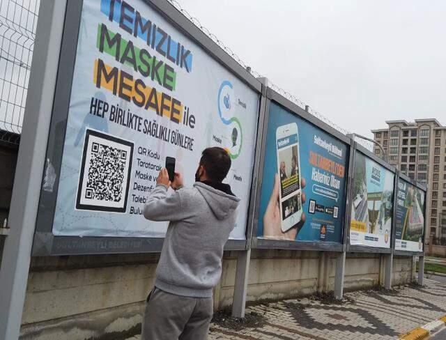 Takdir toplayan hizmet! Bilboarlardaki kodu okutana anında maske ve dezenfektan gidiyor