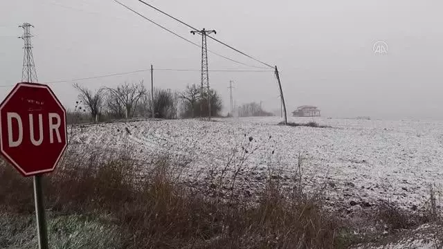 Trakya'da kar yağışı yüksek kesimleri beyaza bürüdü Trakya'da kar yağışı yüksek kesimleri beyaza bürüdü