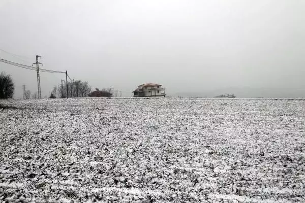 Tekirdağ'ın yüksek kesimlerinde kar yağışı (2) Tekirdağ'ın yüksek kesimlerinde kar yağışı (2)