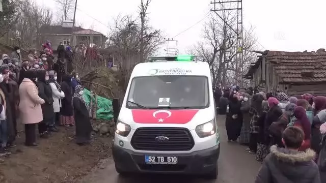 Trafik kazasında ölen özel harekat polisinin cenazesi toprağa verildi Trafik kazasında ölen özel harekat polisinin cenazesi toprağa verildi