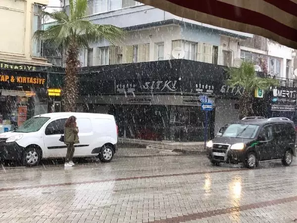 Turgutlu'da kar yağışı etkili oldu Turgutlu'da kar yağışı etkili oldu