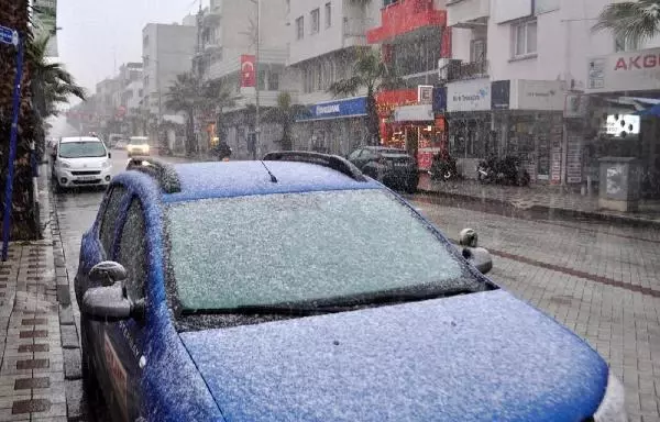 Turgutlu'da kar yağışı etkili oldu Turgutlu'da kar yağışı etkili oldu