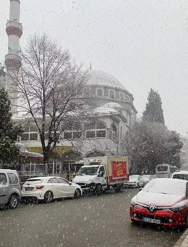 Turgutlu'da kar yağışı etkili oldu Turgutlu'da kar yağışı etkili oldu