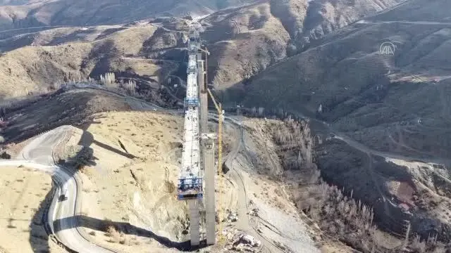 Türkiye'nin 'en yüksek ayaklı viyadüğü' vadinin iki yakasını bir araya getiriyor Türkiye'nin 'en yüksek ayaklı viyadüğü' vadinin iki yakasını bir araya getiriyor