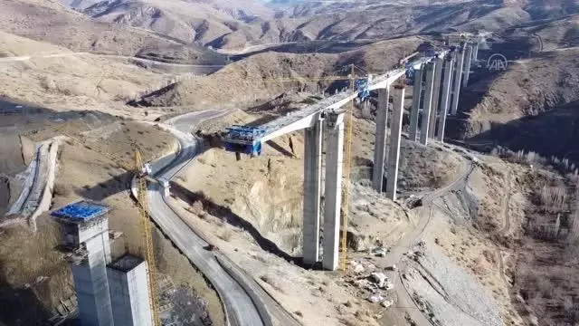 Türkiye'nin 'en yüksek ayaklı viyadüğü' vadinin iki yakasını bir araya getiriyor Türkiye'nin 'en yüksek ayaklı viyadüğü' vadinin iki yakasını bir araya getiriyor