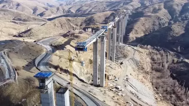 Türkiye'nin 'en yüksek ayaklı viyadüğü' vadinin iki yakasını bir araya getiriyor Türkiye'nin 'en yüksek ayaklı viyadüğü' vadinin iki yakasını bir araya getiriyor