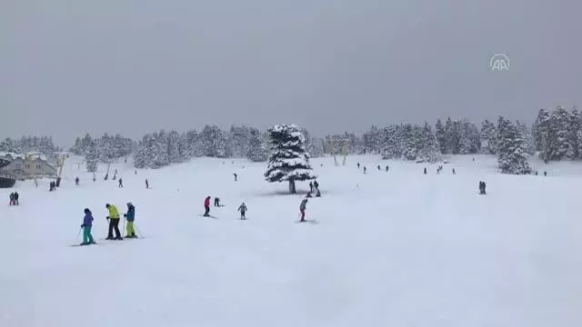 Uludağ'da kayak sezonu açıldı, pistler doldu Uludağ'da kayak sezonu açıldı, pistler doldu