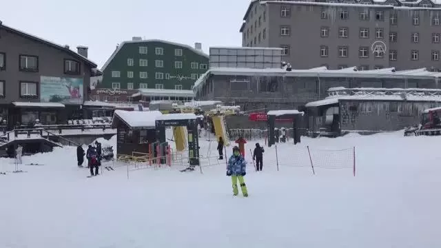 Uludağ'da kayak sezonu açıldı, pistler doldu Uludağ'da kayak sezonu açıldı, pistler doldu