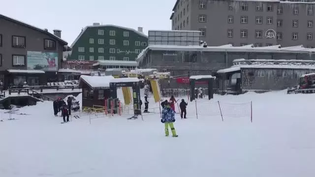 Uludağ'da kayak sezonu açıldı, pistler doldu Uludağ'da kayak sezonu açıldı, pistler doldu