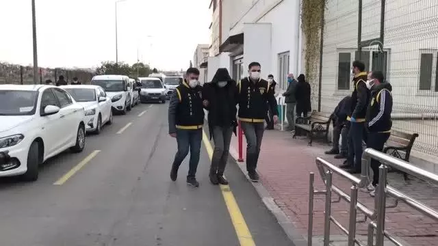 Son Dakika | Üst arama bahanesiyle yankesicilik yapan 'sahte polis' tutuklandı Son Dakika | Üst arama bahanesiyle yankesicilik yapan 'sahte polis' tutuklandı