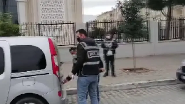 Son dakika haberleri | İzmir'de yaşlı adamı dolandırdıkları iddiasıyla aranan 2 zanlı yine para isteyince yakalandı Son dakika haberleri | İzmir'de yaşlı adamı dolandırdıkları iddiasıyla aranan 2 zanlı yine para isteyince yakalandı
